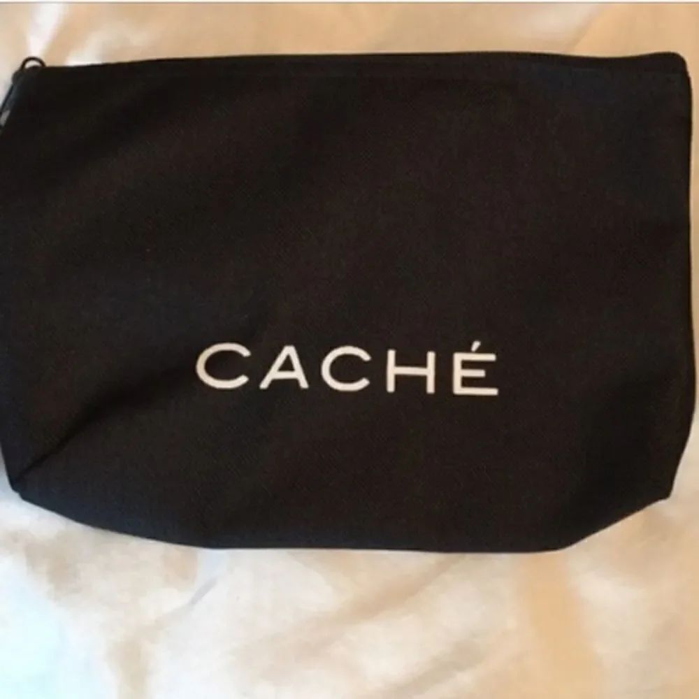 🎁LAST ONE LEFT🎁Cache make up pouch 🎀 - Picture 1 of 2